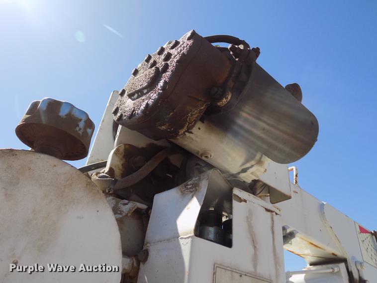 image for item FA9616 2003 Ford F550 utility truck with crane