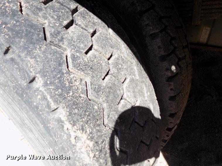 image for item FA9616 2003 Ford F550 utility truck with crane