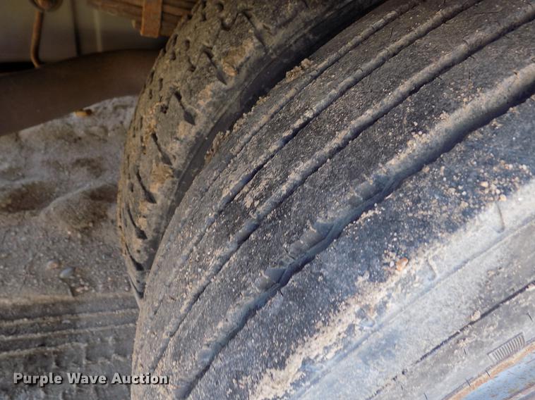 image for item FA9616 2003 Ford F550 utility truck with crane