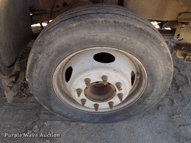 image for item FA9616 2003 Ford F550 utility truck with crane