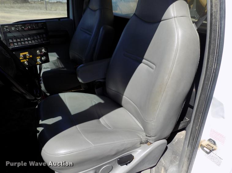 image for item FA9618 2006 Ford F550 Super Duty XL flatbed truck