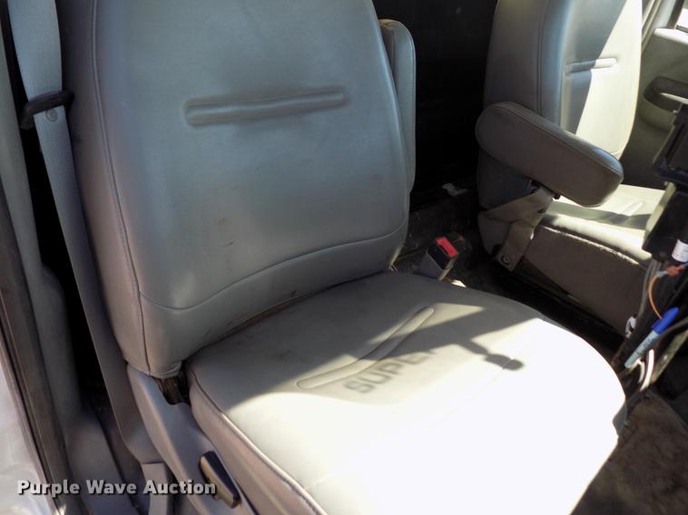 image for item FA9618 2006 Ford F550 Super Duty XL flatbed truck