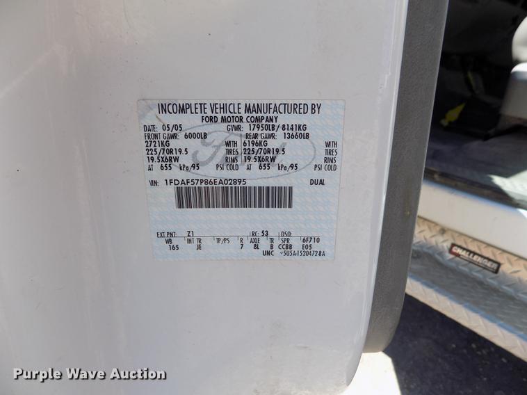 image for item FA9618 2006 Ford F550 Super Duty XL flatbed truck