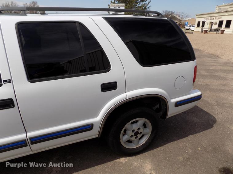 image for item FA9633 1999 Chevrolet Blazer LS SUV