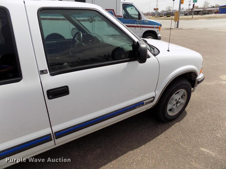 image for item FA9633 1999 Chevrolet Blazer LS SUV