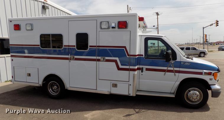 image for item FA9634 2002 Ford Econoline E450 Super Duty ambulance