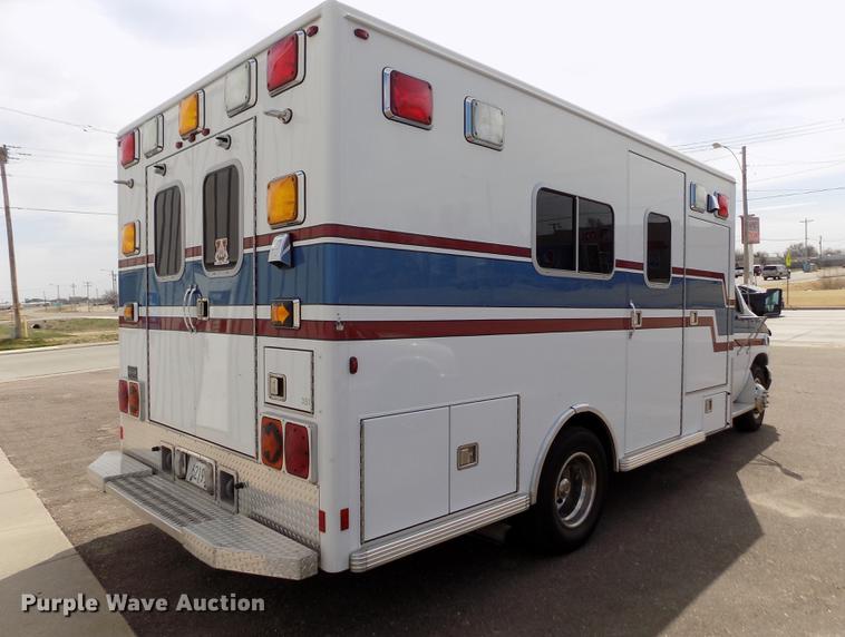 image for item FA9634 2002 Ford Econoline E450 Super Duty ambulance