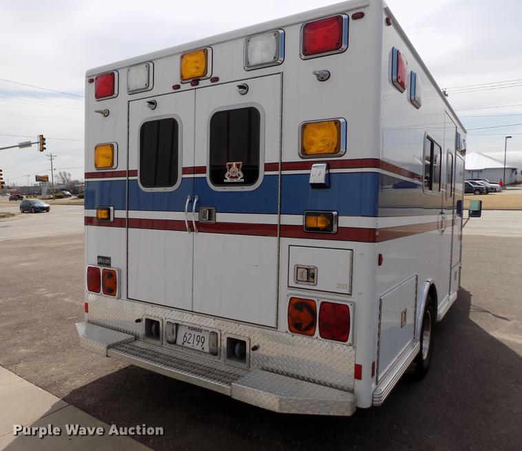 image for item FA9634 2002 Ford Econoline E450 Super Duty ambulance