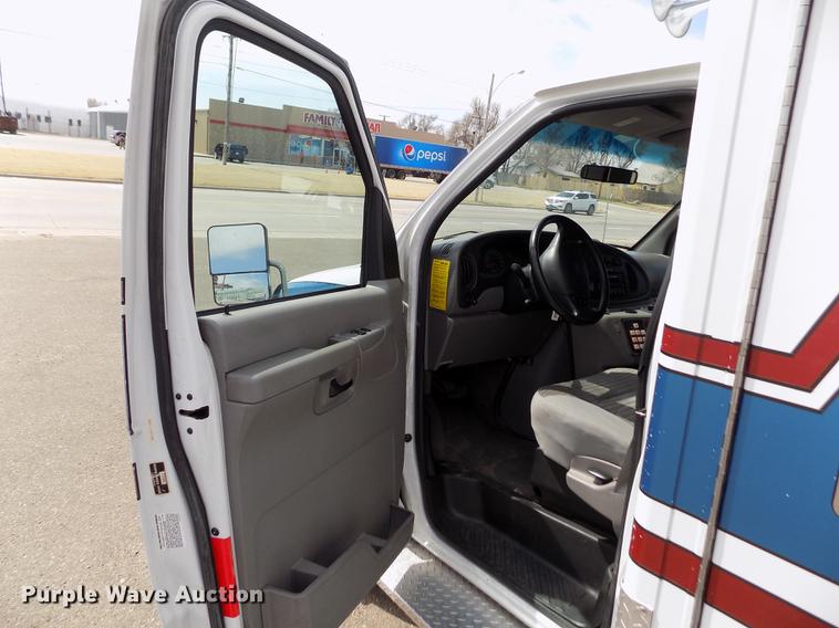 image for item FA9634 2002 Ford Econoline E450 Super Duty ambulance