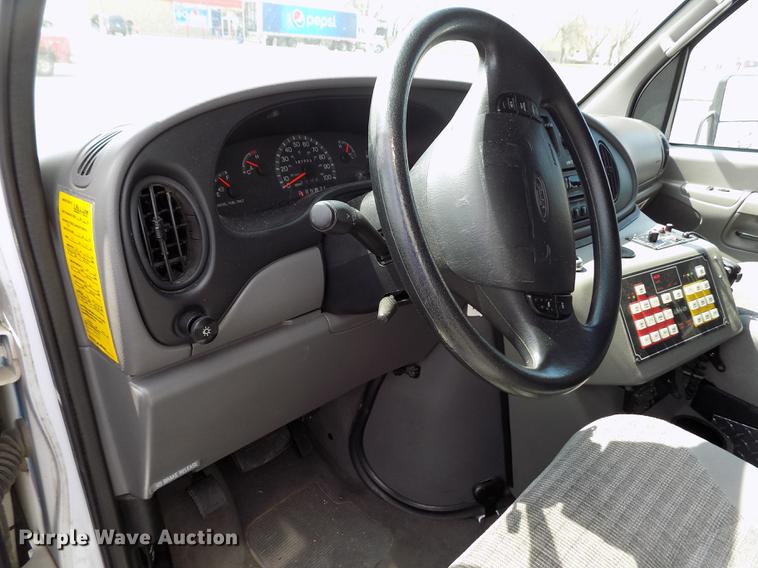 image for item FA9634 2002 Ford Econoline E450 Super Duty ambulance