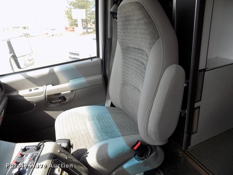 image for item FA9634 2002 Ford Econoline E450 Super Duty ambulance