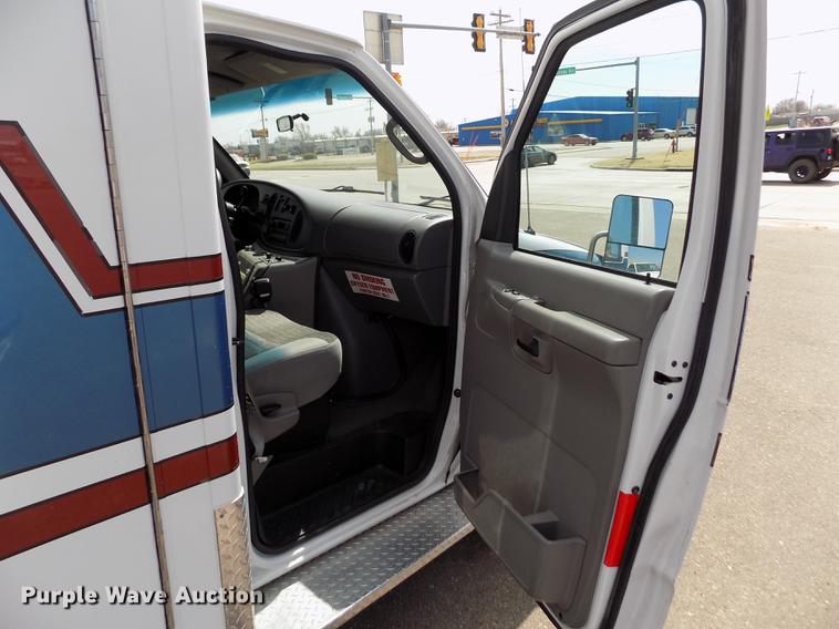 image for item FA9634 2002 Ford Econoline E450 Super Duty ambulance