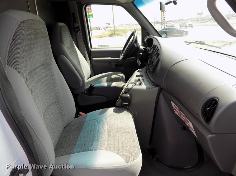 image for item FA9634 2002 Ford Econoline E450 Super Duty ambulance