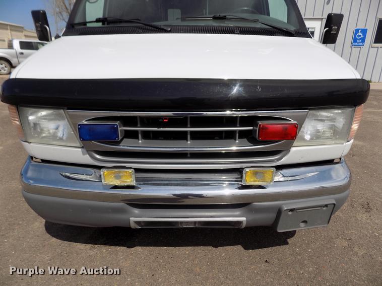 image for item FA9634 2002 Ford Econoline E450 Super Duty ambulance