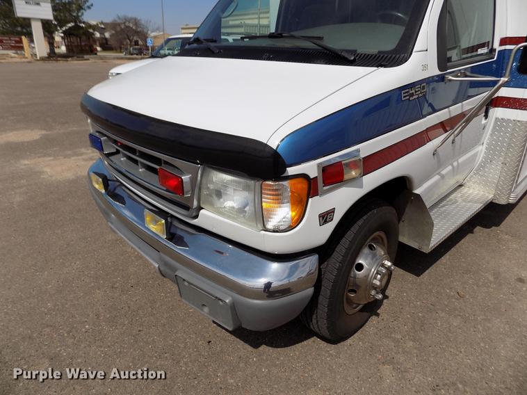image for item FA9634 2002 Ford Econoline E450 Super Duty ambulance