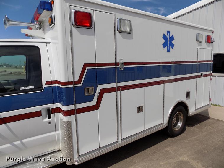 image for item FA9634 2002 Ford Econoline E450 Super Duty ambulance
