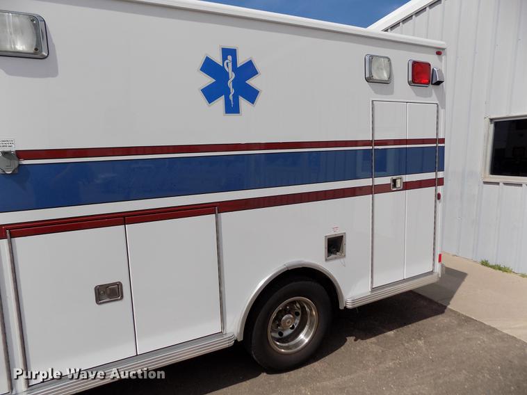 image for item FA9634 2002 Ford Econoline E450 Super Duty ambulance