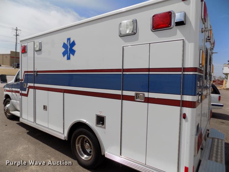 image for item FA9634 2002 Ford Econoline E450 Super Duty ambulance