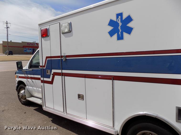 image for item FA9634 2002 Ford Econoline E450 Super Duty ambulance