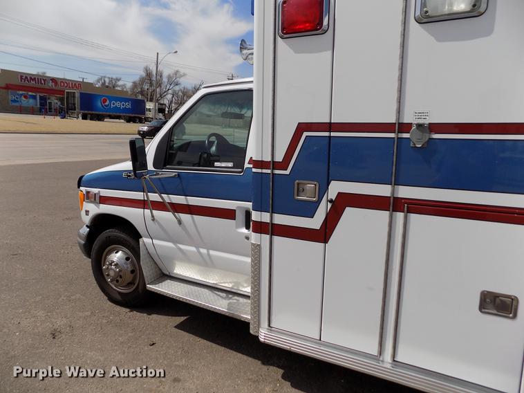image for item FA9634 2002 Ford Econoline E450 Super Duty ambulance