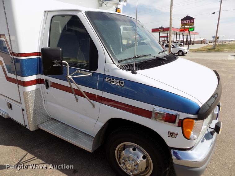 image for item FA9634 2002 Ford Econoline E450 Super Duty ambulance