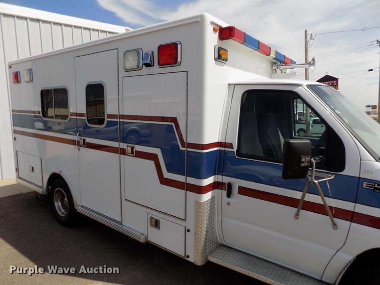 image for item FA9634 2002 Ford Econoline E450 Super Duty ambulance