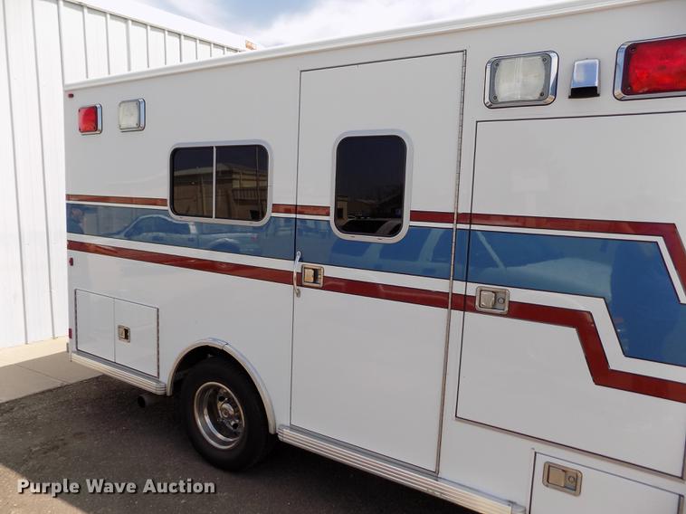 image for item FA9634 2002 Ford Econoline E450 Super Duty ambulance