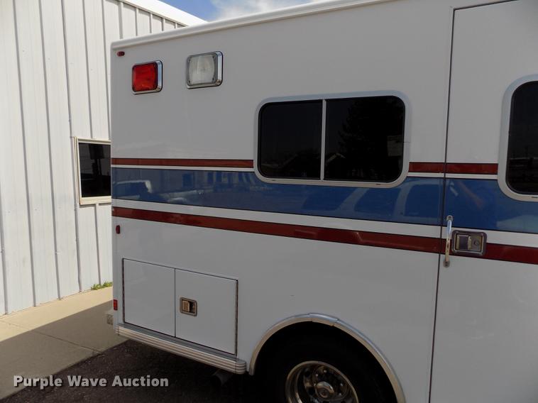 image for item FA9634 2002 Ford Econoline E450 Super Duty ambulance