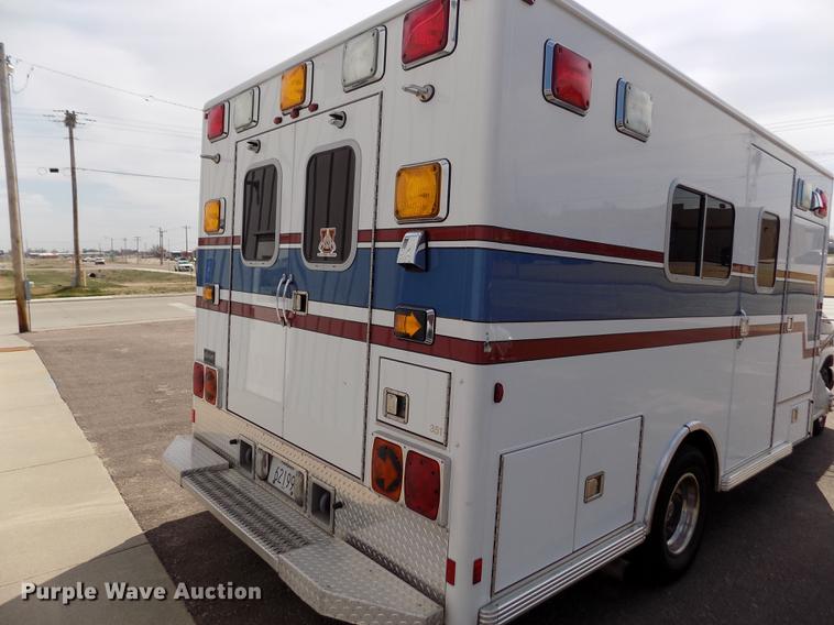 image for item FA9634 2002 Ford Econoline E450 Super Duty ambulance