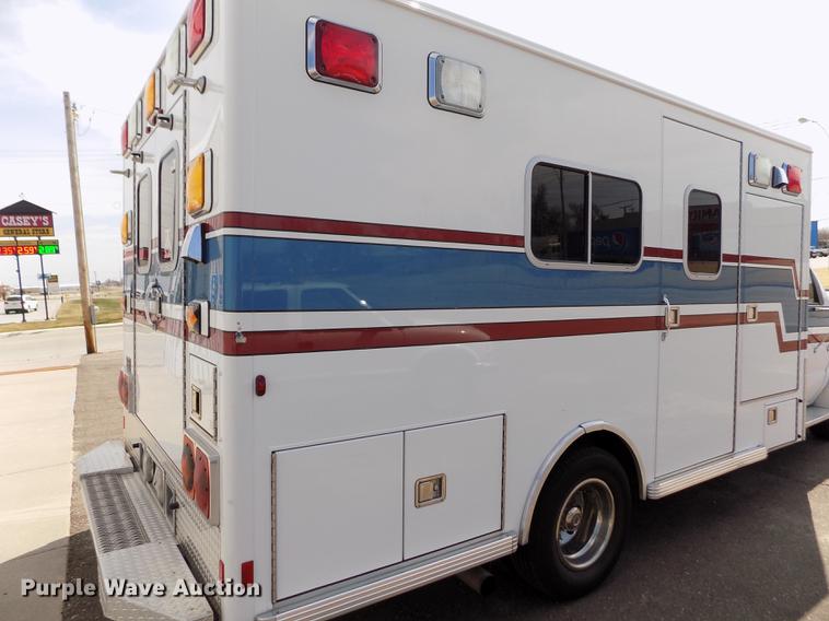 image for item FA9634 2002 Ford Econoline E450 Super Duty ambulance