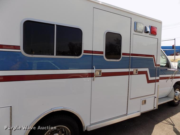 image for item FA9634 2002 Ford Econoline E450 Super Duty ambulance
