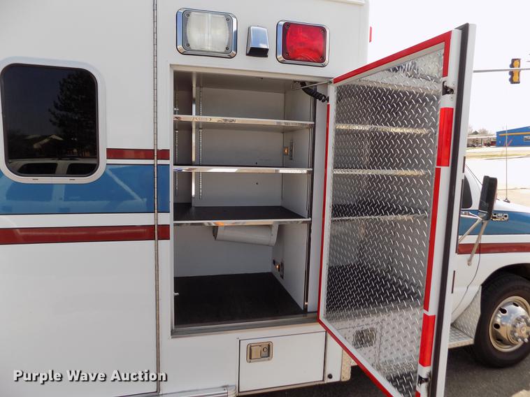 image for item FA9634 2002 Ford Econoline E450 Super Duty ambulance