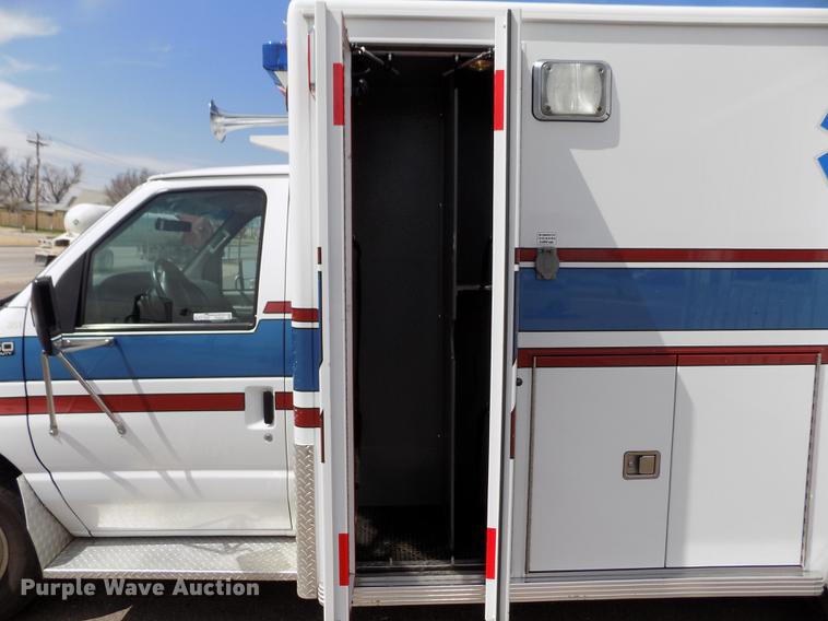 image for item FA9634 2002 Ford Econoline E450 Super Duty ambulance