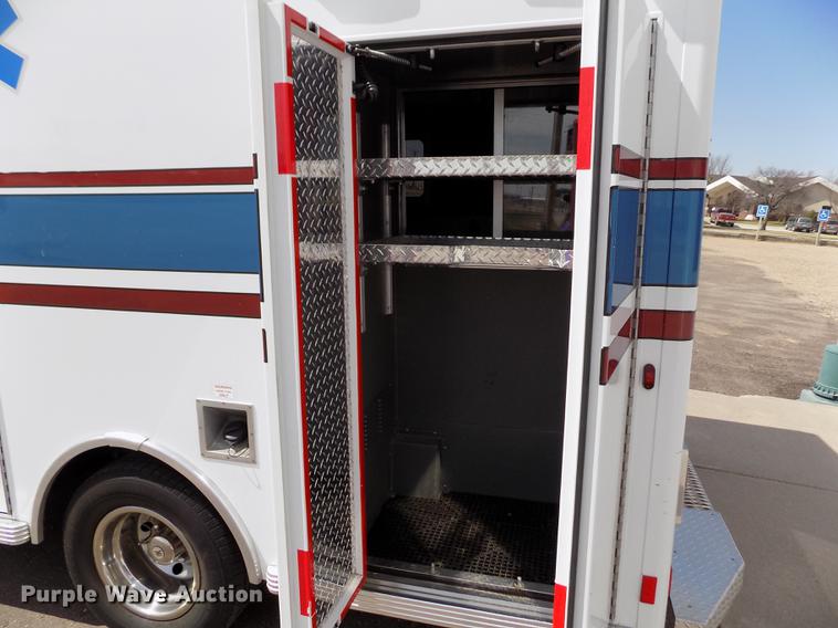 image for item FA9634 2002 Ford Econoline E450 Super Duty ambulance