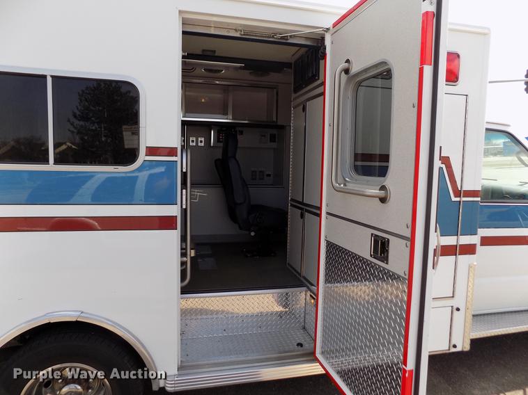 image for item FA9634 2002 Ford Econoline E450 Super Duty ambulance