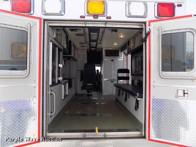 image for item FA9634 2002 Ford Econoline E450 Super Duty ambulance