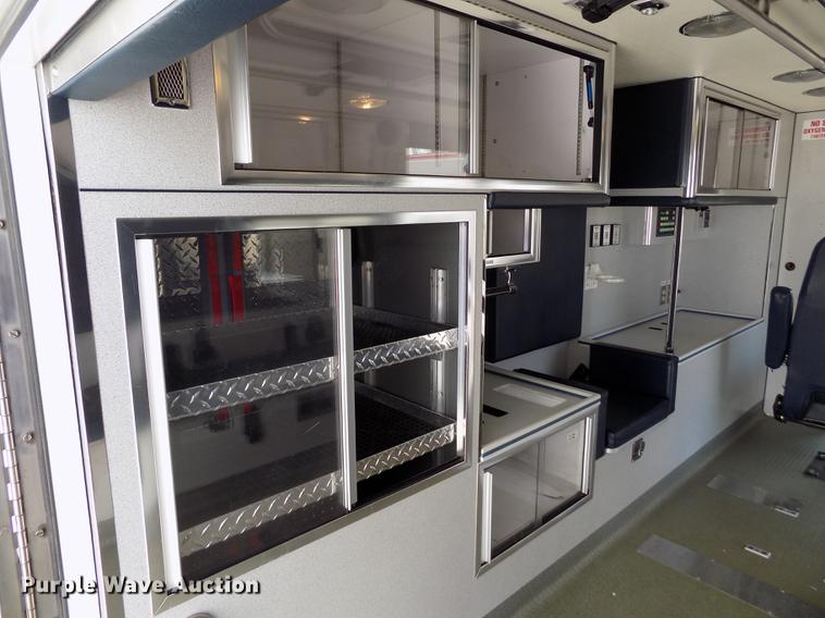 image for item FA9634 2002 Ford Econoline E450 Super Duty ambulance