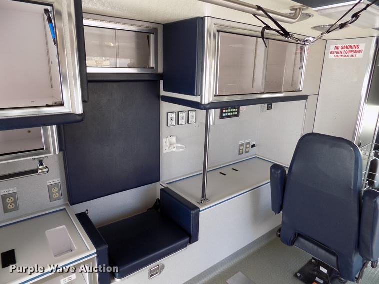 image for item FA9634 2002 Ford Econoline E450 Super Duty ambulance