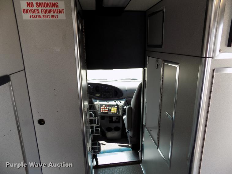 image for item FA9634 2002 Ford Econoline E450 Super Duty ambulance