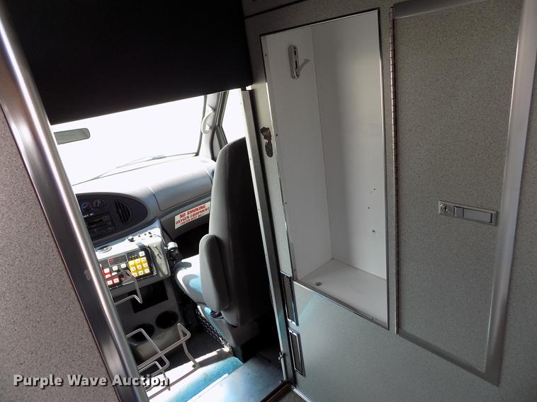 image for item FA9634 2002 Ford Econoline E450 Super Duty ambulance