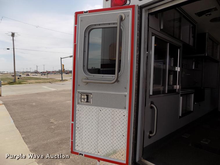 image for item FA9634 2002 Ford Econoline E450 Super Duty ambulance