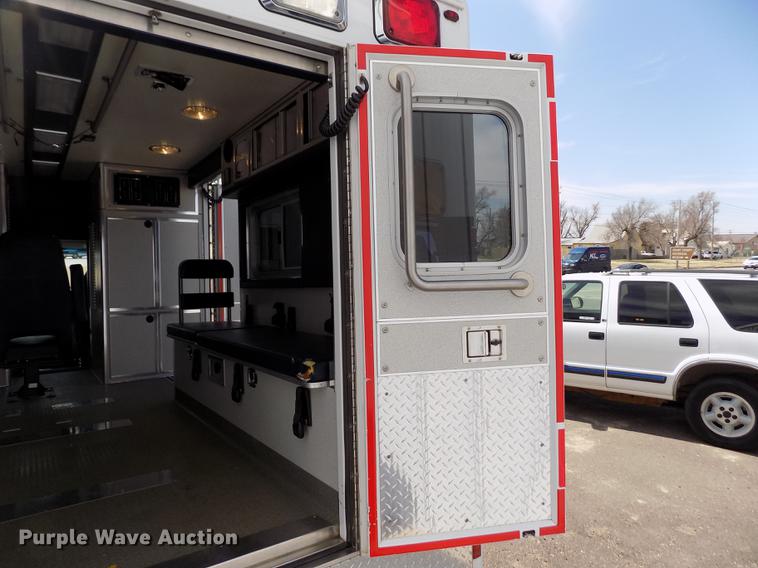 image for item FA9634 2002 Ford Econoline E450 Super Duty ambulance