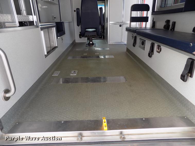 image for item FA9634 2002 Ford Econoline E450 Super Duty ambulance