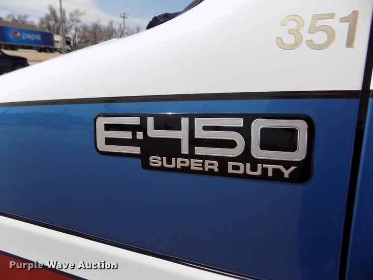 image for item FA9634 2002 Ford Econoline E450 Super Duty ambulance
