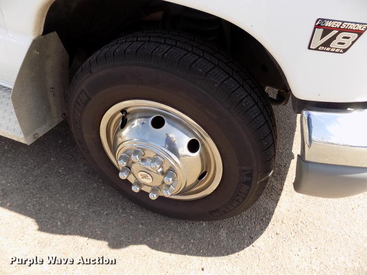 image for item FA9634 2002 Ford Econoline E450 Super Duty ambulance