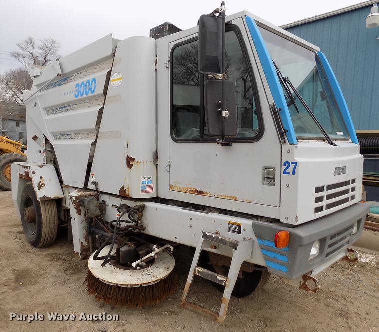 image for item FA9689 1998 Johnston 3000 street sweeper