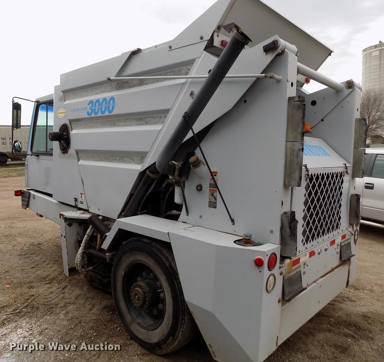 image for item FA9689 1998 Johnston 3000 street sweeper