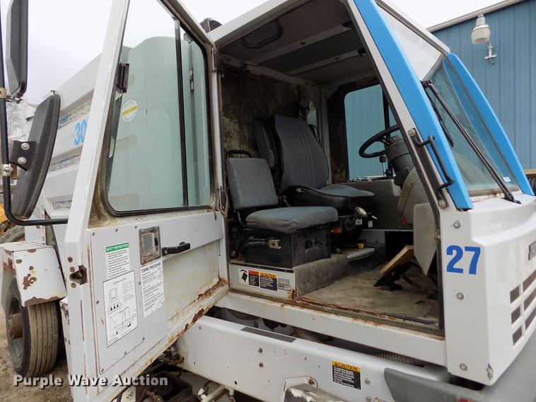 image for item FA9689 1998 Johnston 3000 street sweeper