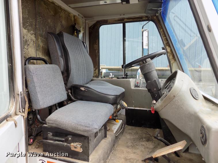 image for item FA9689 1998 Johnston 3000 street sweeper