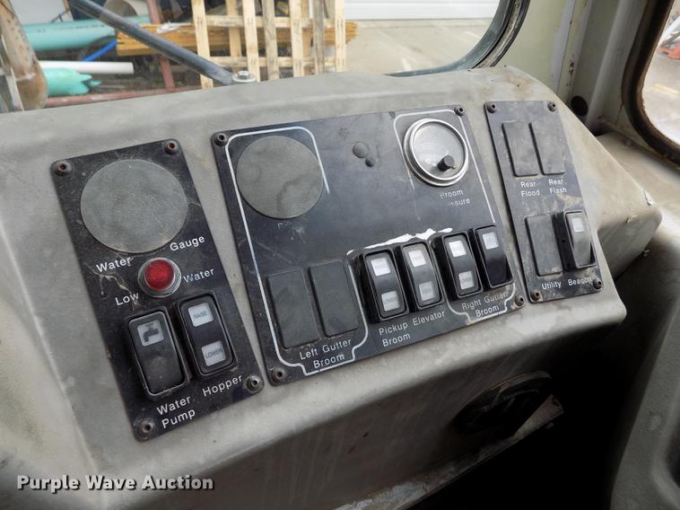 image for item FA9689 1998 Johnston 3000 street sweeper